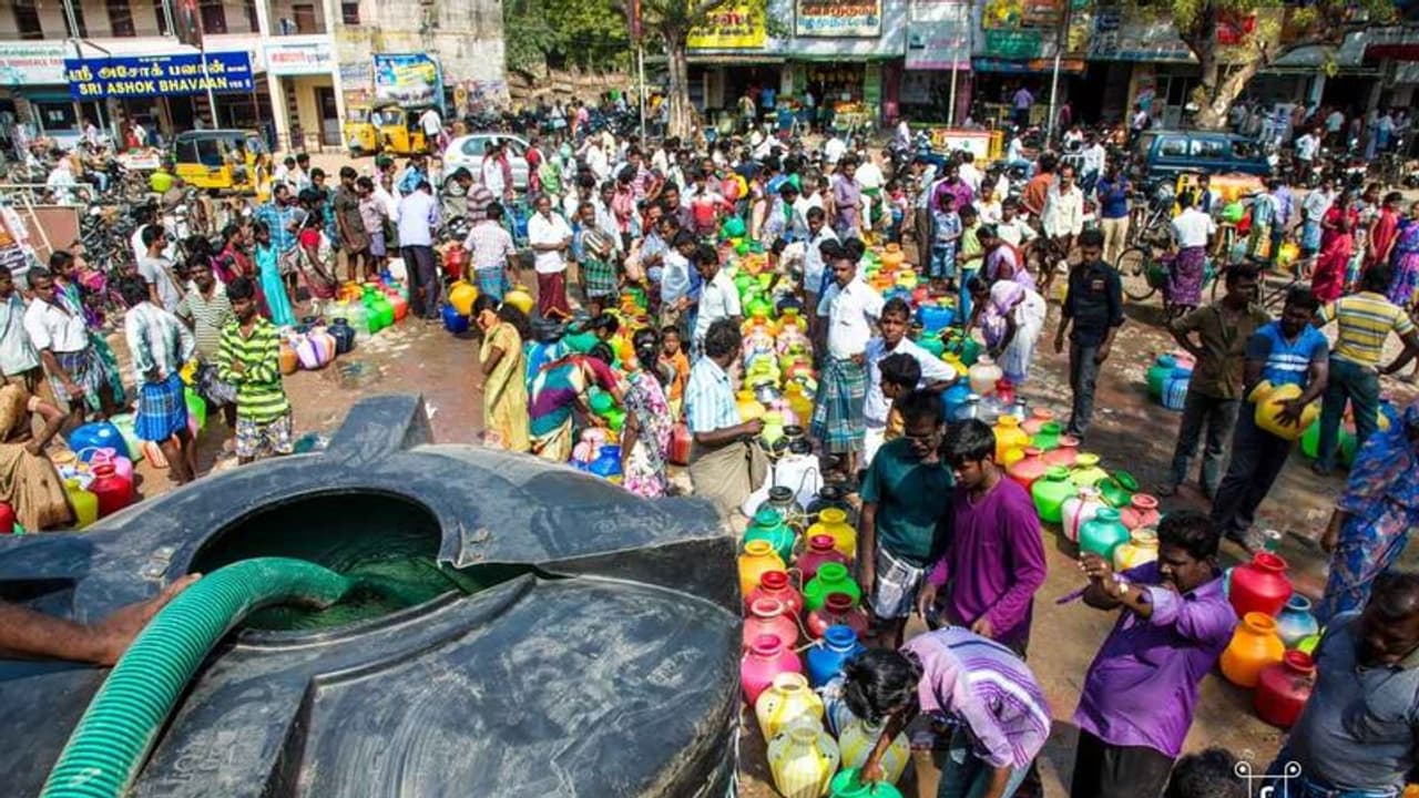 കടുത്ത വരള്ച്ചയില് നട്ടം തിരിഞ്ഞ് ചെന്നൈ: ആറ് ഡിഗ്രി വരെ താപനില ഉയരും കടുത്ത വരള്ച്ചയില് നട്ടം തിരിഞ്ഞ് ചെന്നൈ: ആറ് ഡിഗ്രി വരെ താപനില ഉയരും