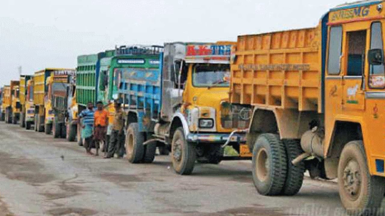 എല്ലാ ചരക്കുവാഹനങ്ങളും ചെക്ക് പോസ്റ്റിൽ പിടിച്ചിടാതെ കടത്തി വിടണമെന്ന് കേന്ദ്രം എല്ലാ ചരക്കുവാഹനങ്ങളും ചെക്ക് പോസ്റ്റിൽ പിടിച്ചിടാതെ കടത്തി വിടണമെന്ന് കേന്ദ്രം