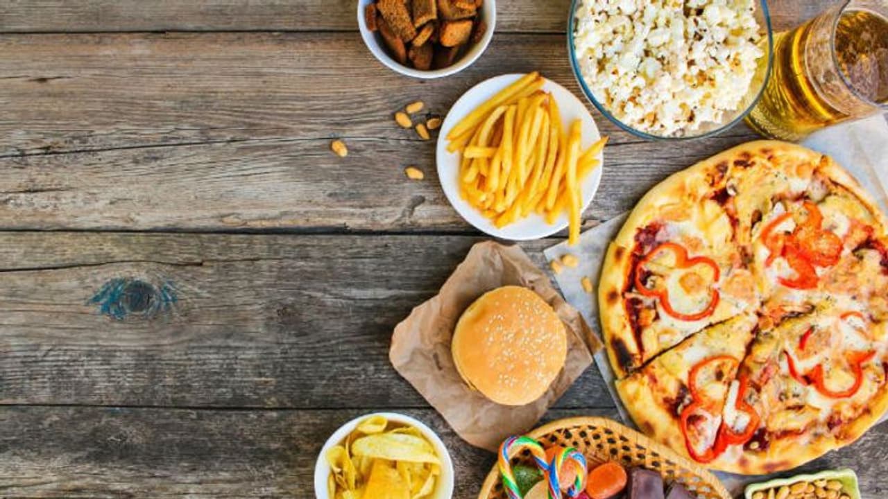 പിസയും ബര്ഗറും; ആരോഗ്യത്തെ ബാധിക്കുന്നത് ഈ ആറ് രീതിയില്... പിസയും ബര്ഗറും; ആരോഗ്യത്തെ ബാധിക്കുന്നത് ഈ ആറ് രീതിയില്...