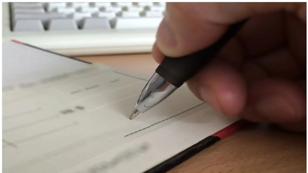 ദുബായില് കോടികളുടെ വണ്ടിച്ചെക്ക് നല്കി ഇന്ത്യക്കാരന് നാട്ടിലേക്ക് കടന്നു; തട്ടിപ്പിനിരയായവരില് മലയാളികളും ദുബായില് കോടികളുടെ വണ്ടിച്ചെക്ക് നല്കി ഇന്ത്യക്കാരന് നാട്ടിലേക്ക് കടന്നു; തട്ടിപ്പിനിരയായവരില് മലയാളികളും