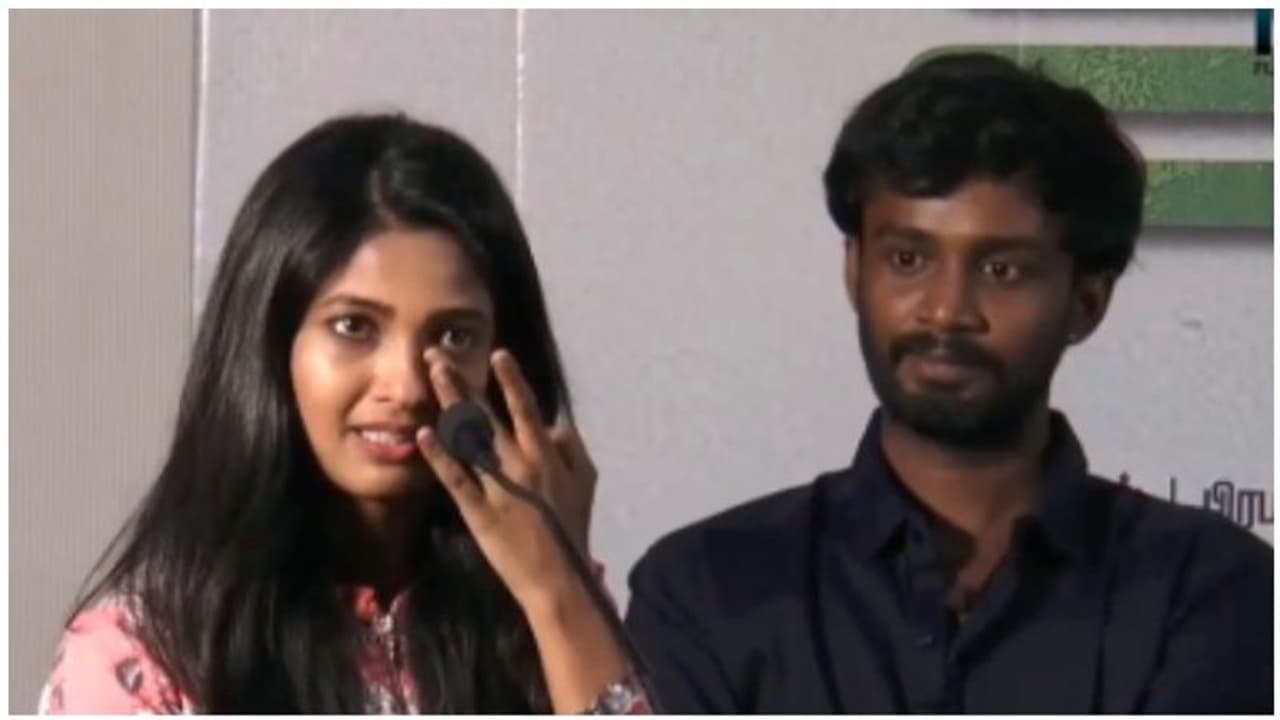 அனைவர் மத்தியிலும் கண் கலங்கியவாறு பேசிய நடிகர் அருண் பாண்டியன் மகள் கீர்த்தி! அனைவர் மத்தியிலும் கண் கலங்கியவாறு பேசிய நடிகர் அருண் பாண்டியன் மகள் கீர்த்தி!