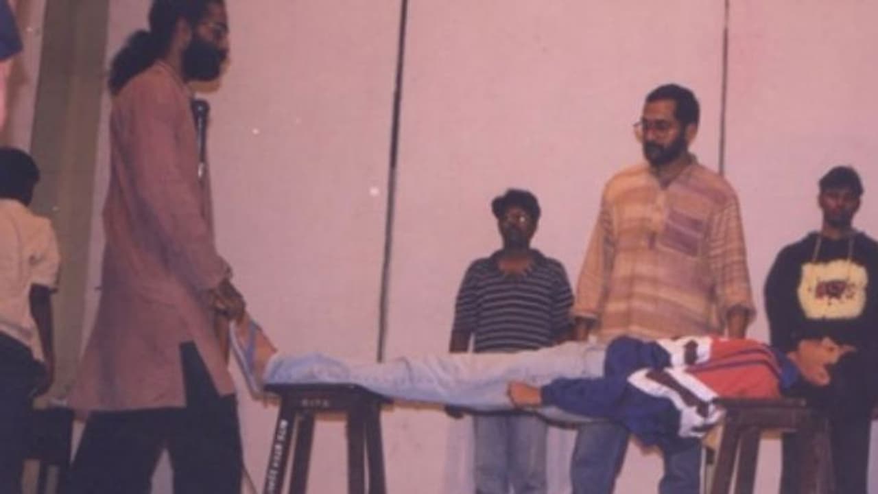 ഒരു പരിപാടിക്കായി ഒത്തുകൂടിയവര് ഓരോരുത്തരായി മയങ്ങിവീണാലോ? ഒരു പരിപാടിക്കായി ഒത്തുകൂടിയവര് ഓരോരുത്തരായി മയങ്ങിവീണാലോ?