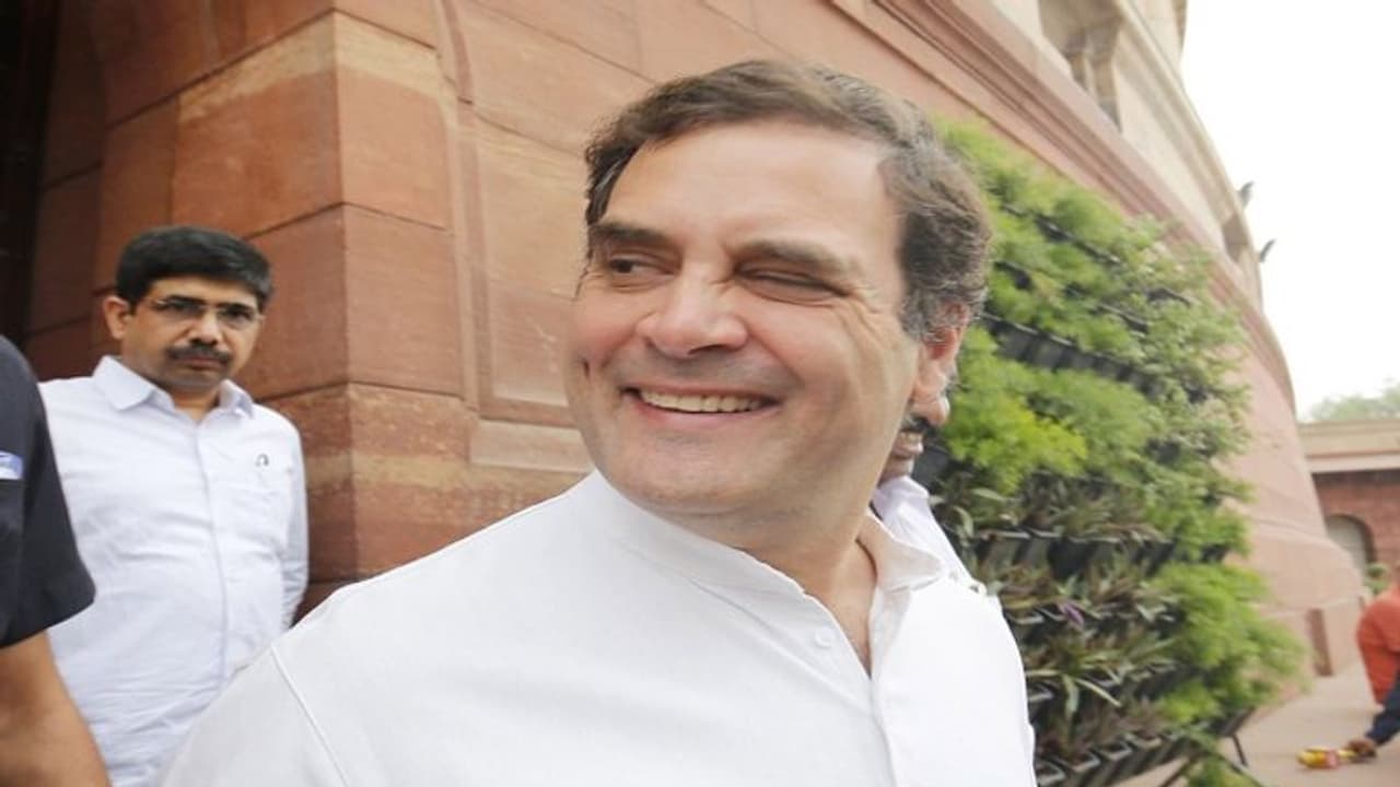 ಸಂಸತ್ ಭವನದ ಹೊರಗೆ ಕಣ್ಣು ಹೊಡೆದ ರಾಹುಲ್ ಗಾಂಧಿ! ಸಂಸತ್ ಭವನದ ಹೊರಗೆ ಕಣ್ಣು ಹೊಡೆದ ರಾಹುಲ್ ಗಾಂಧಿ!