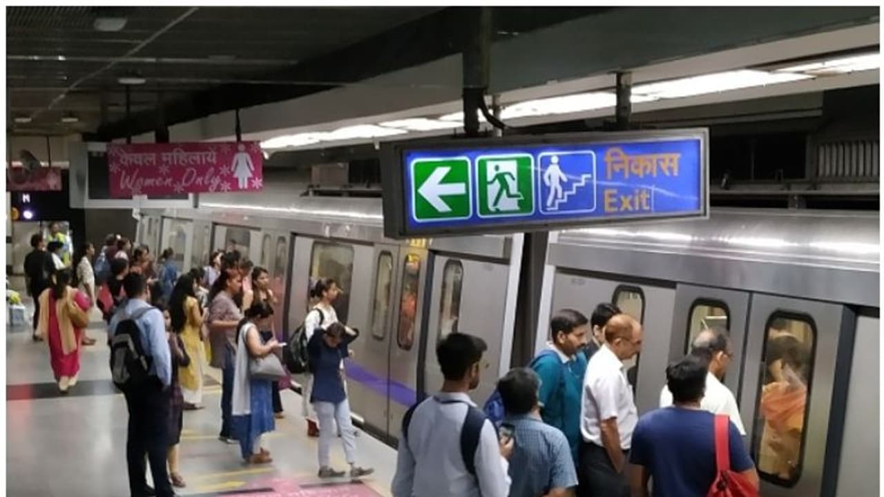 മെട്രോ യാത്രികരായ കമിതാക്കളുടെ പ്രണയനിമിഷങ്ങള്‍ പോണ്‍ സൈറ്റില്‍! ജീവനക്കാരനെതിരേ നടപടിയെന്ന് ദില്ലി മെട്രോ