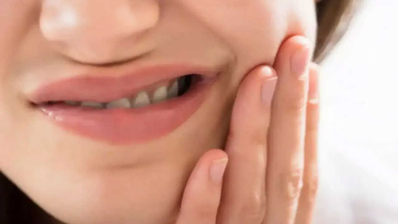 দাঁতের শিরশিরানির ফলে সমস্যা! মেনে চলুন কয়েকটি নিয়ম, মিলবে সহজে সমাধান দাঁতের শিরশিরানির ফলে সমস্যা! মেনে চলুন কয়েকটি নিয়ম, মিলবে সহজে সমাধান