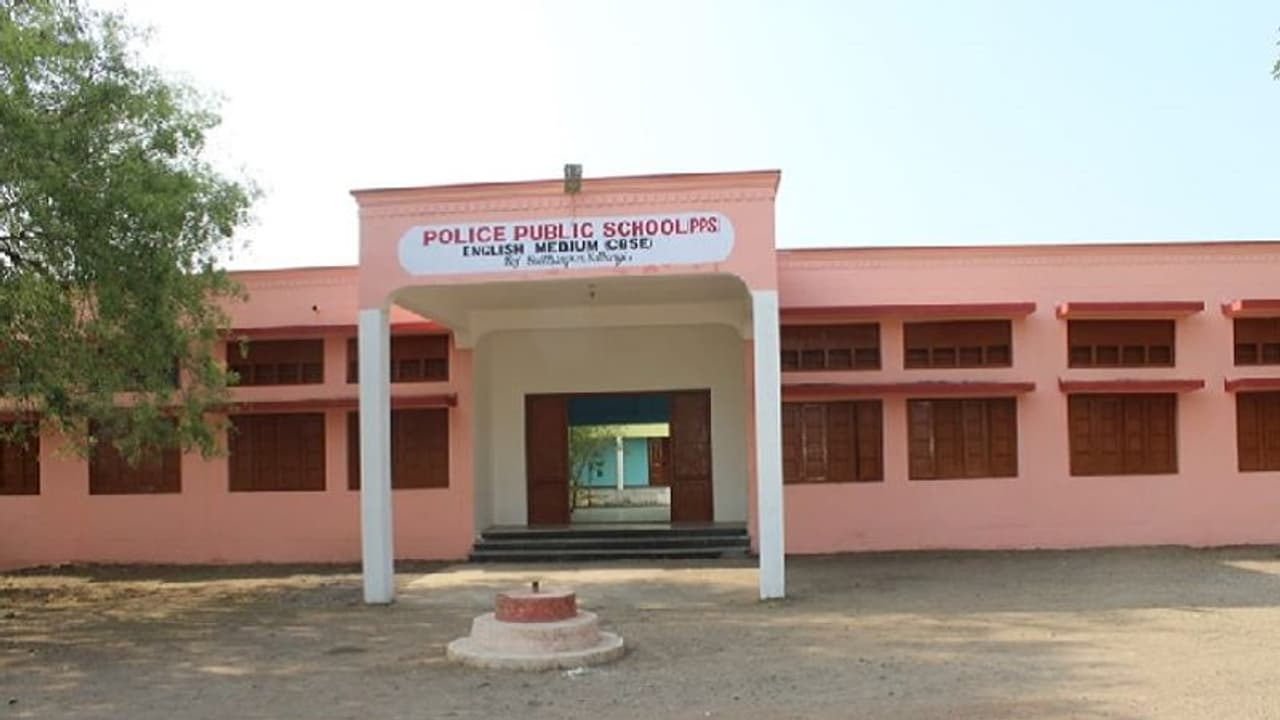 ರಾಜ್ಯದಲ್ಲಿ ಪಬ್ಲಿಕ್ ಶಾಲೆ ತೆರೆದ ಪೊಲೀಸರು! ರಾಜ್ಯದಲ್ಲಿ ಪಬ್ಲಿಕ್ ಶಾಲೆ ತೆರೆದ ಪೊಲೀಸರು!