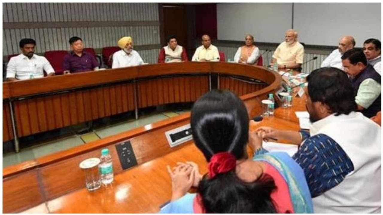 நாடாளுமன்றத்தில் ஒற்றை ஆளாய் கெத்துக் காட்டும் ஓ.பிஎஸ் மகன்... வயிற்றெரிச்சலில் திமுக எம்.பிகள்..! நாடாளுமன்றத்தில் ஒற்றை ஆளாய் கெத்துக் காட்டும் ஓ.பிஎஸ் மகன்... வயிற்றெரிச்சலில் திமுக எம்.பிகள்..!