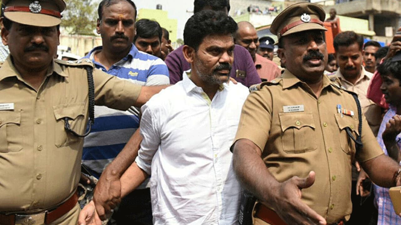 போலீசுடன் சடுகுடு விளையாடிய ரவுடி... துப்பாக்கி சப்ளை செய்த பினு மீண்டும் கைது..! போலீசுடன் சடுகுடு விளையாடிய ரவுடி... துப்பாக்கி சப்ளை செய்த பினு மீண்டும் கைது..!