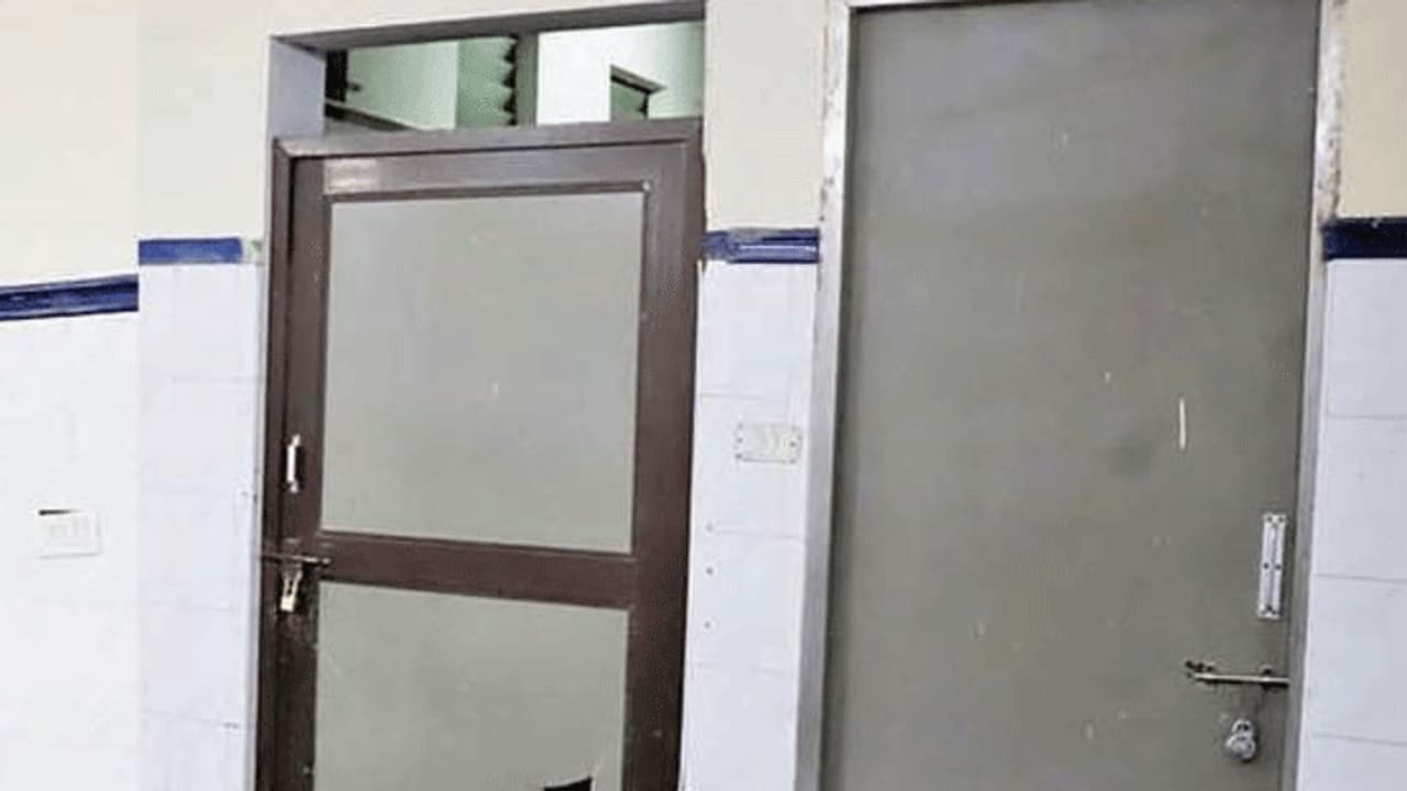 ராஜீவ்காந்தி அரசு மருத்துவமனையில் தண்ணீர் பஞ்சத்தால் கழிப்பறைகள் மூடல்..? நோயாளிகள் அவதி..! ராஜீவ்காந்தி அரசு மருத்துவமனையில் தண்ணீர் பஞ்சத்தால் கழிப்பறைகள் மூடல்..? நோயாளிகள் அவதி..!