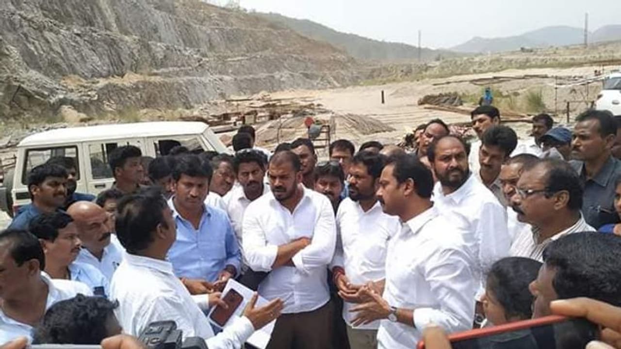 జైన్ షాక్: జగన్ రివర్స్ టెండరింగ్ తడిసి మోపెడు జైన్ షాక్: జగన్ రివర్స్ టెండరింగ్ తడిసి మోపెడు