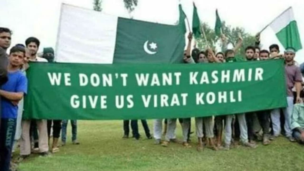 পাকিস্তানি ভক্তদের দাবি কোহলিকে দাও, কাশ্মীর ছেড়ে দেব! সত্যি না ভূয়ো পাকিস্তানি ভক্তদের দাবি কোহলিকে দাও, কাশ্মীর ছেড়ে দেব! সত্যি না ভূয়ো