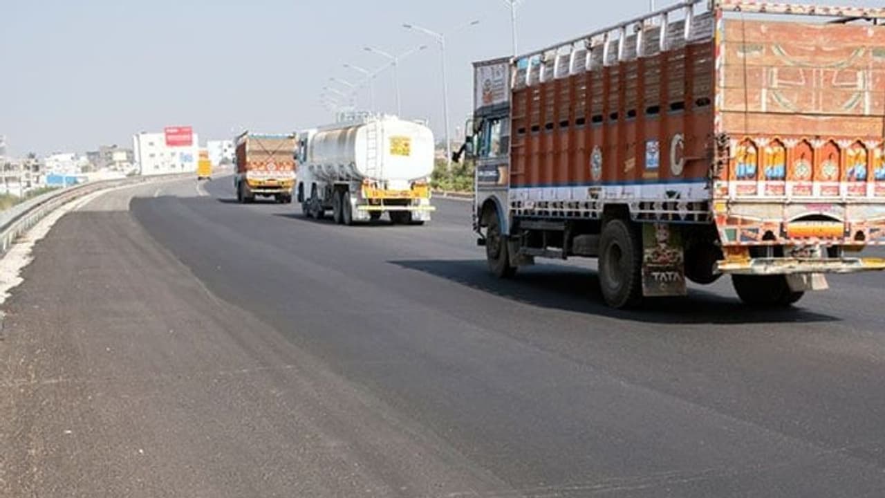 అంతర్రాష్ట్ర రవాణాకు అనుమతి... ఆ వాహనాలకు మాత్రమే: మంత్రి పేర్ని నాని అంతర్రాష్ట్ర రవాణాకు అనుమతి... ఆ వాహనాలకు మాత్రమే: మంత్రి పేర్ని నాని