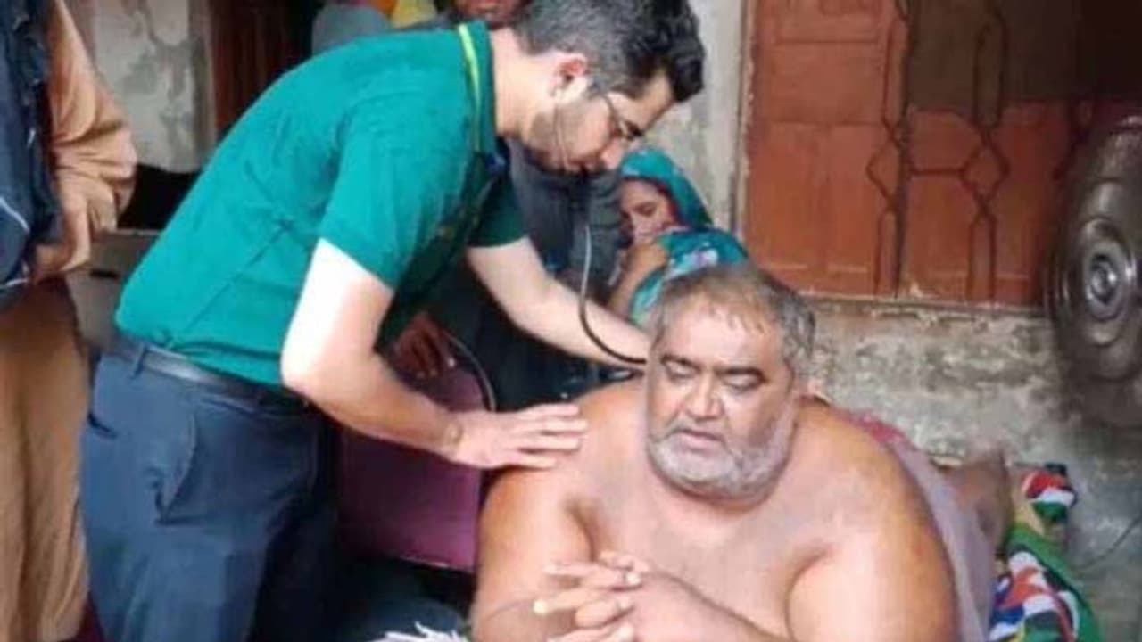 గోడ బద్దలు కొట్టి.. మనిషిని బయటకు తీసుకొచ్చారు: బరువే కారణం గోడ బద్దలు కొట్టి.. మనిషిని బయటకు తీసుకొచ్చారు: బరువే కారణం