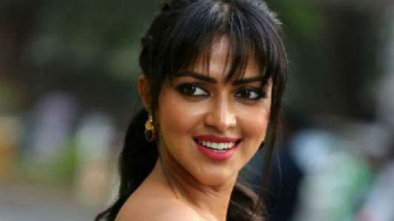 ప్రేమలో ఉన్నా.. అతడు ఇండస్ట్రీ వ్యక్తి కాదు: అమలాపాల్! ప్రేమలో ఉన్నా.. అతడు ఇండస్ట్రీ వ్యక్తి కాదు: అమలాపాల్!