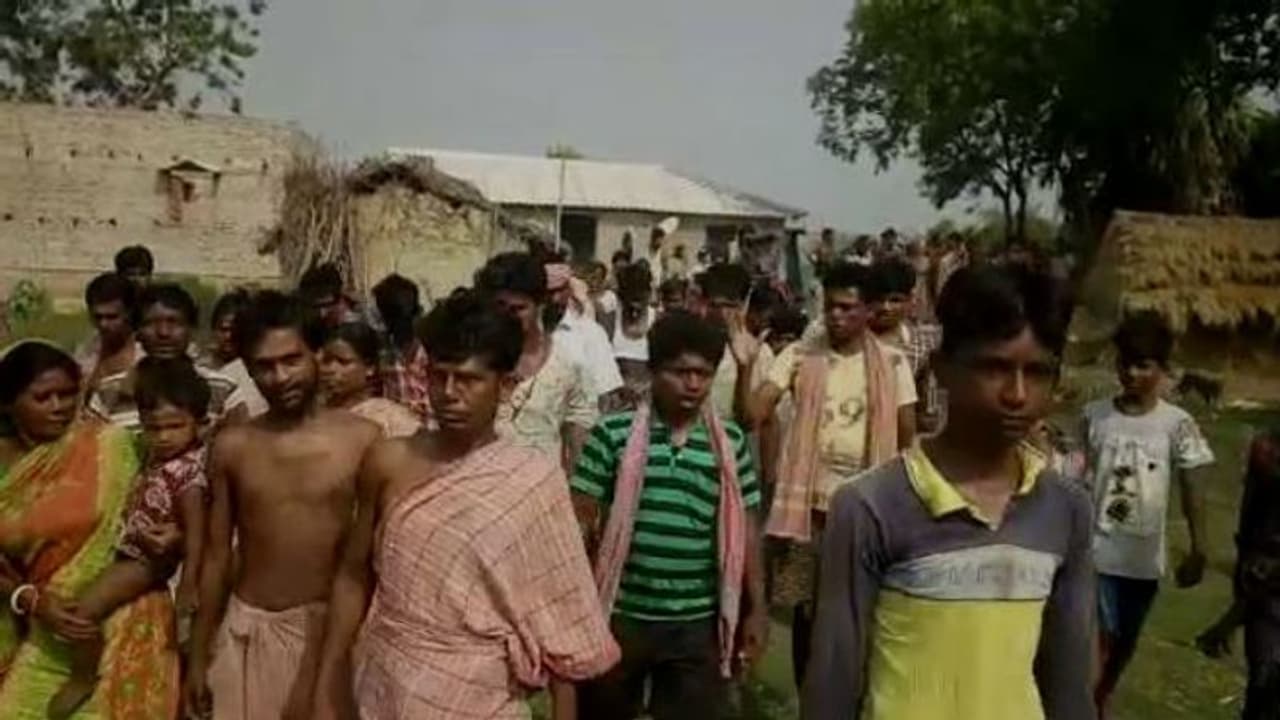 কাটমানি ফেরত চাই, বীরভূমে দুই তৃণমূল নেতার বাড়ি ঘেরাও জনতার