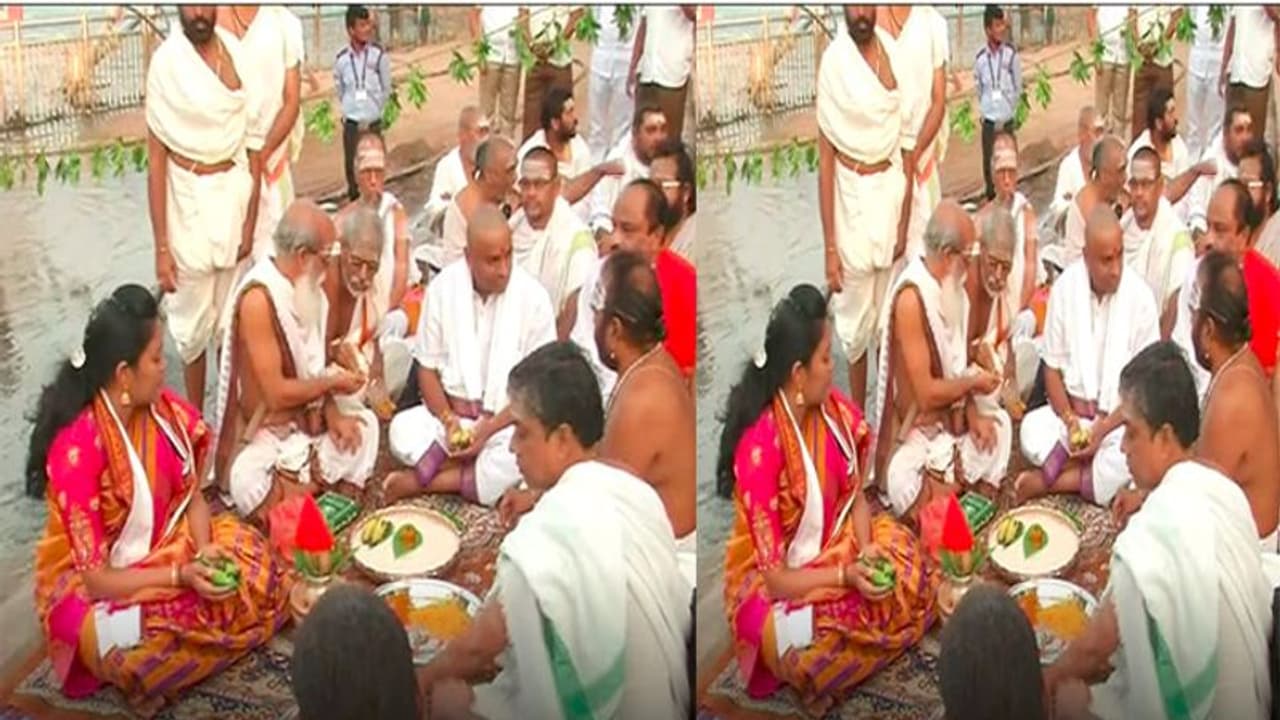 దుర్గగుడి ఆధ్వర్యంలో వరుణయాగం: పాల్గొన్న మంత్రి వెల్లంపల్లి దుర్గగుడి ఆధ్వర్యంలో వరుణయాగం: పాల్గొన్న మంత్రి వెల్లంపల్లి