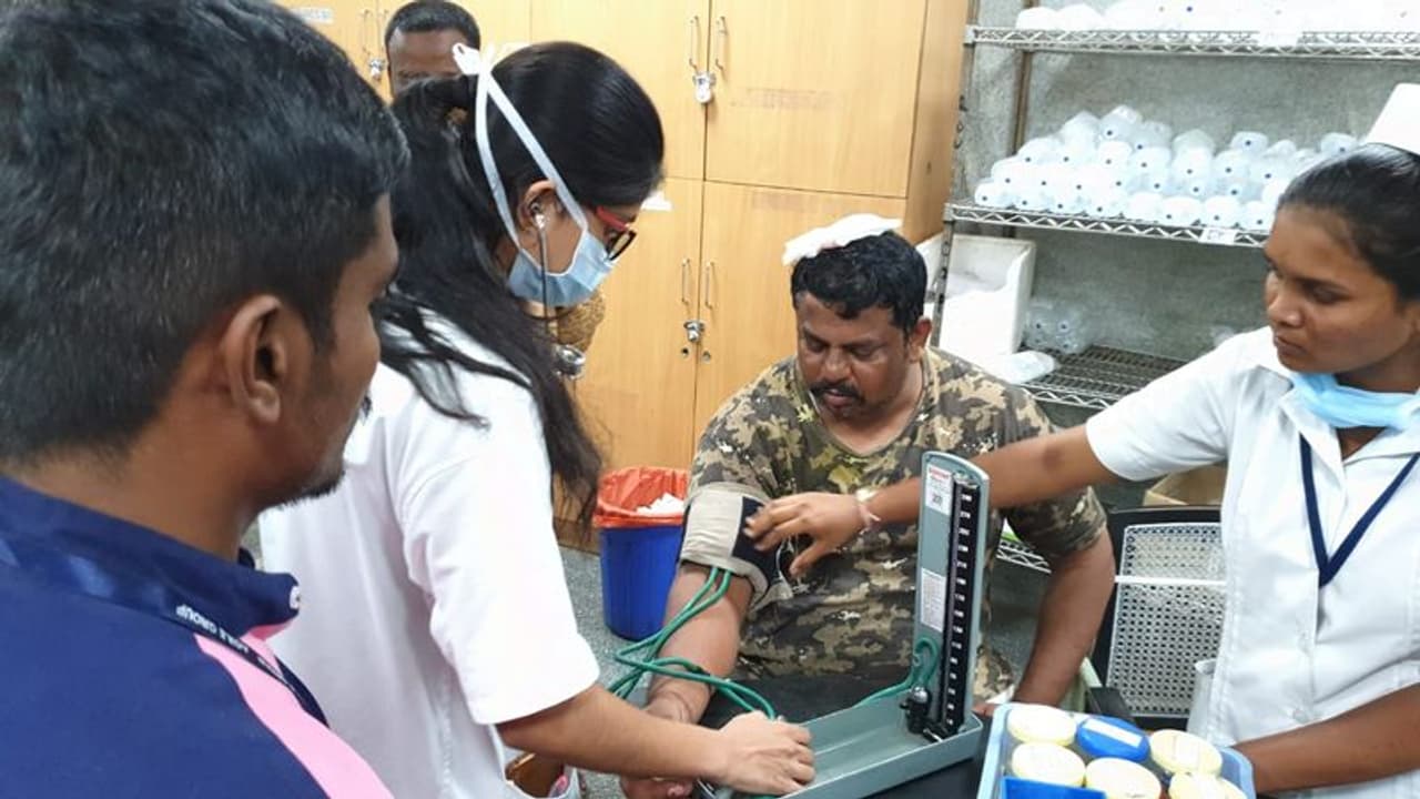 జుమ్మెరాత్ బజార్ లో పోలీసుల లాఠీచార్జ్ : ఎమ్మెల్యే రాజాసింగ్ కు తీవ్రగాయాలు, ఆస్పత్రికి తరలింపు జుమ్మెరాత్ బజార్ లో పోలీసుల లాఠీచార్జ్ : ఎమ్మెల్యే రాజాసింగ్ కు తీవ్రగాయాలు, ఆస్పత్రికి తరలింపు