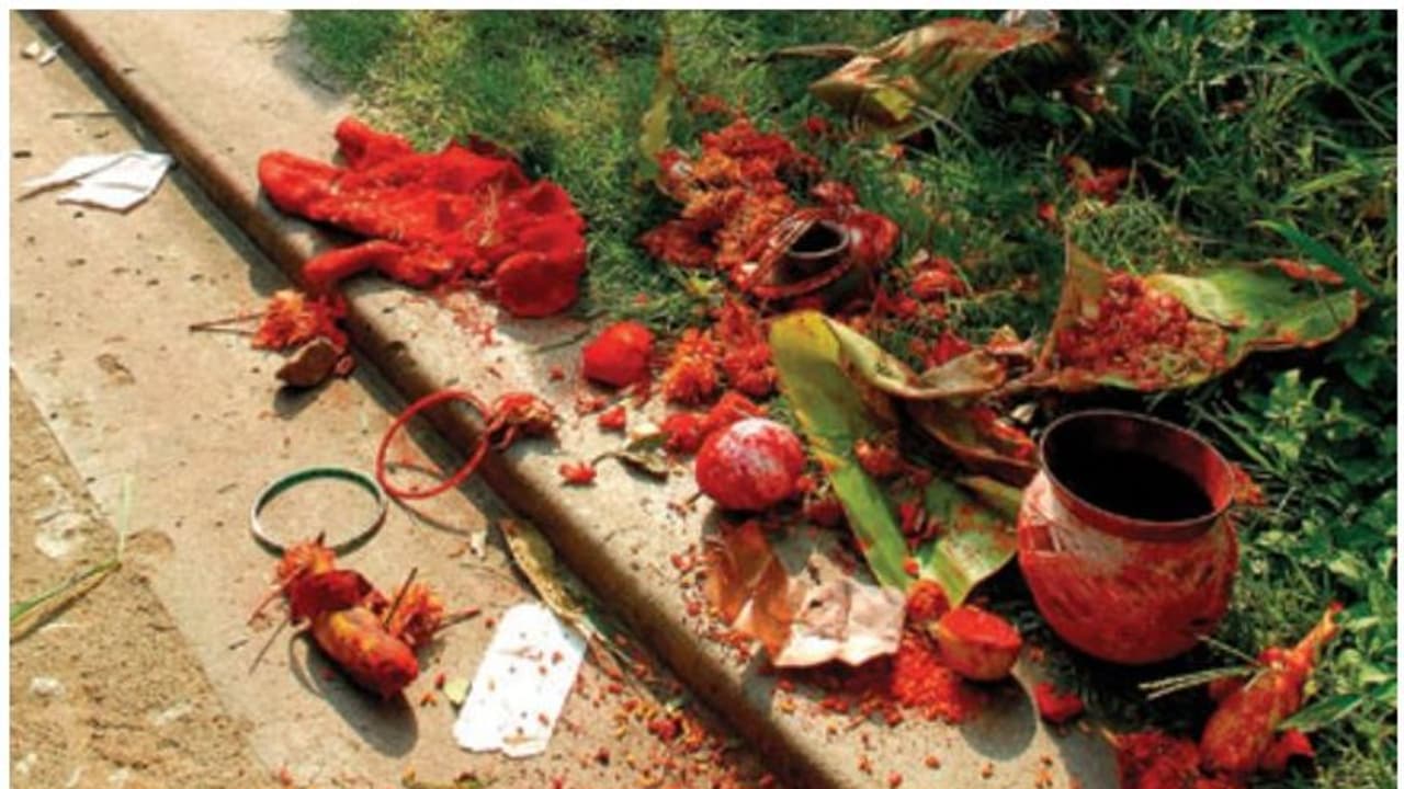 ಮಾಟದ ಶಂಕೆ : ಎರಡು ಮಕ್ಕಳ ತಾಯಿಯನ್ನು ಜೀವಂತ ಸುಟ್ಟ ಜನ ಮಾಟದ ಶಂಕೆ : ಎರಡು ಮಕ್ಕಳ ತಾಯಿಯನ್ನು ಜೀವಂತ ಸುಟ್ಟ ಜನ