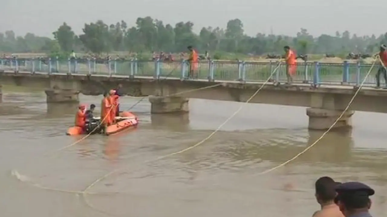 ಕಾಲುವೆಗೆ ಉರುಳಿದ ವ್ಯಾನ್: 22 ಮಂದಿ ರಕ್ಷಣೆ, 7 ಮಕ್ಕಳು ನಾಪತ್ತೆ! ಕಾಲುವೆಗೆ ಉರುಳಿದ ವ್ಯಾನ್: 22 ಮಂದಿ ರಕ್ಷಣೆ, 7 ಮಕ್ಕಳು ನಾಪತ್ತೆ!