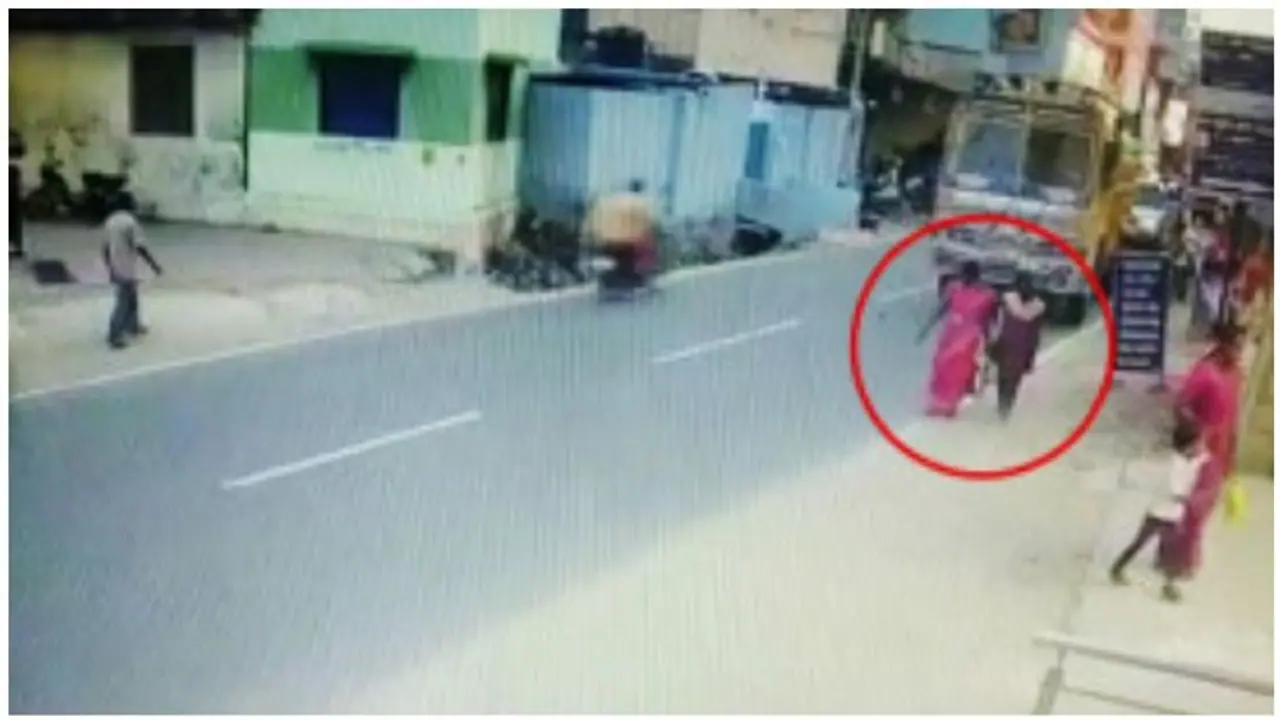 டிப்பர் லாரி மோதி அரசு பள்ளி ஆசிரியை பலி… மகள் கண் முன் சோகம் டிப்பர் லாரி மோதி அரசு பள்ளி ஆசிரியை பலி… மகள் கண் முன் சோகம்