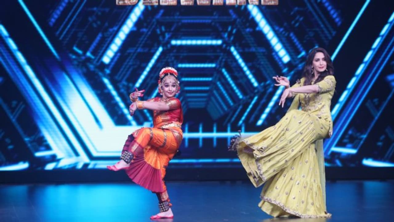 রিয়েলিটি শো এর মঞ্চে ছোটবেলার স্মৃতিচারণায় মাধুরী, শোনালেন তাঁর নাচ শেখার গল্প রিয়েলিটি শো এর মঞ্চে ছোটবেলার স্মৃতিচারণায় মাধুরী, শোনালেন তাঁর নাচ শেখার গল্প