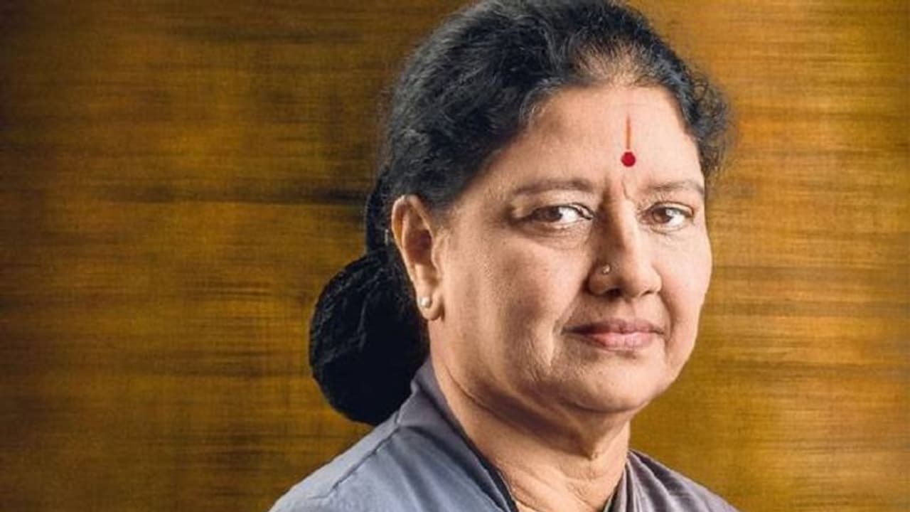 சசியின் ரெண்டாயிரம் கோடி மாற்றப்பட்ட பலே ரூட்டுகள் இதுதானாம்: வைரலாகும் லீக்டு ரகசியங்கள். சசியின் ரெண்டாயிரம் கோடி மாற்றப்பட்ட பலே ரூட்டுகள் இதுதானாம்: வைரலாகும் லீக்டு ரகசியங்கள்.