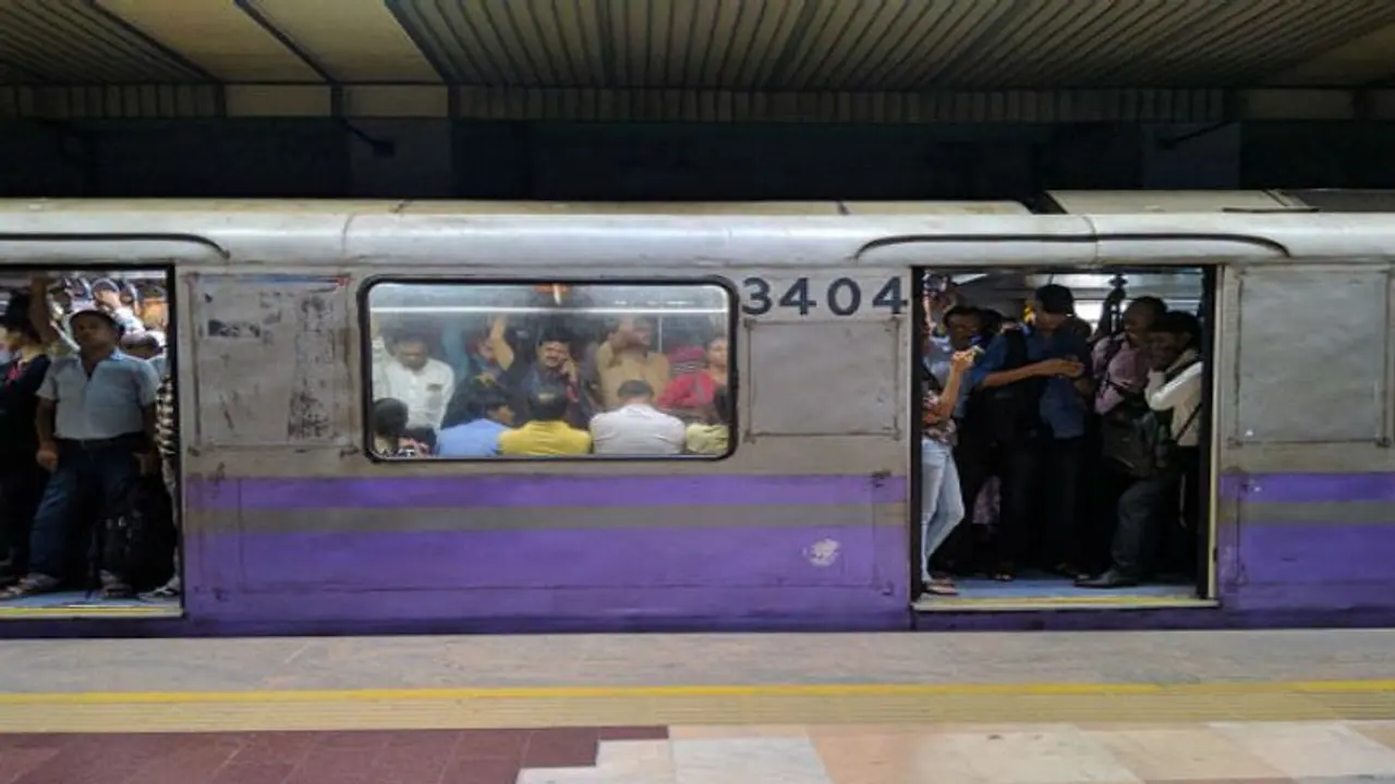জোর করে দরজা খুললেই বড় জরিমানা, নতুন নিয়ম চালু মেট্রো রেলে