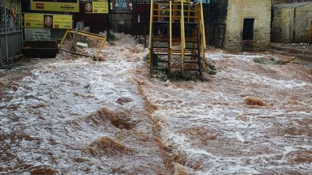 ಸವದತ್ತಿ ಎಲ್ಲಮ್ಮನ ಕ್ಷೇತ್ರದಲ್ಲಿ ಭಾರಿ ಮಳೆ : ಉಕ್ಕಿ ಹರಿದ ಕೋಡಿ ಸವದತ್ತಿ ಎಲ್ಲಮ್ಮನ ಕ್ಷೇತ್ರದಲ್ಲಿ ಭಾರಿ ಮಳೆ : ಉಕ್ಕಿ ಹರಿದ ಕೋಡಿ