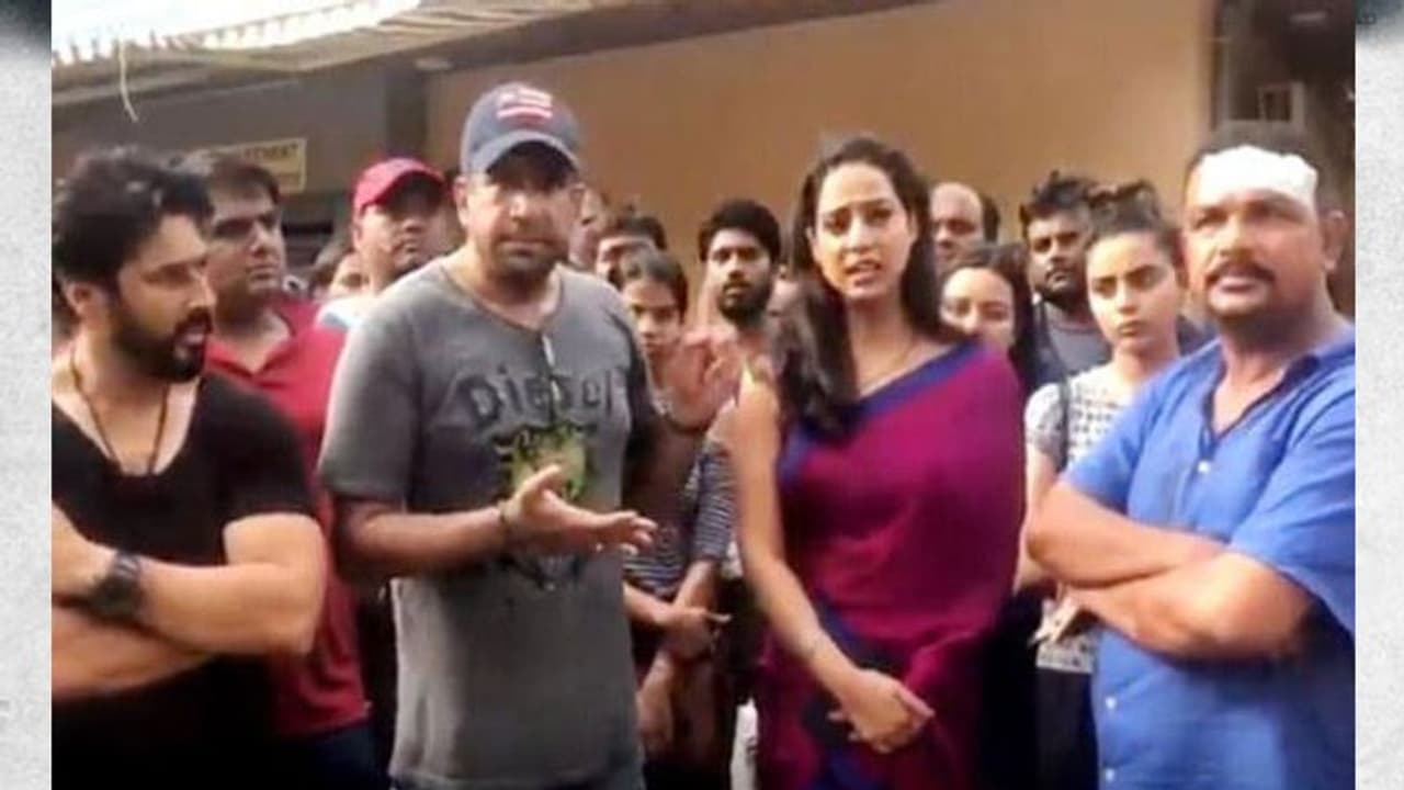 షూటింగ్ లో చిత్రబృందంపై దాడి.. గాయపడ్డ దర్శకుడు! షూటింగ్ లో చిత్రబృందంపై దాడి.. గాయపడ్డ దర్శకుడు!