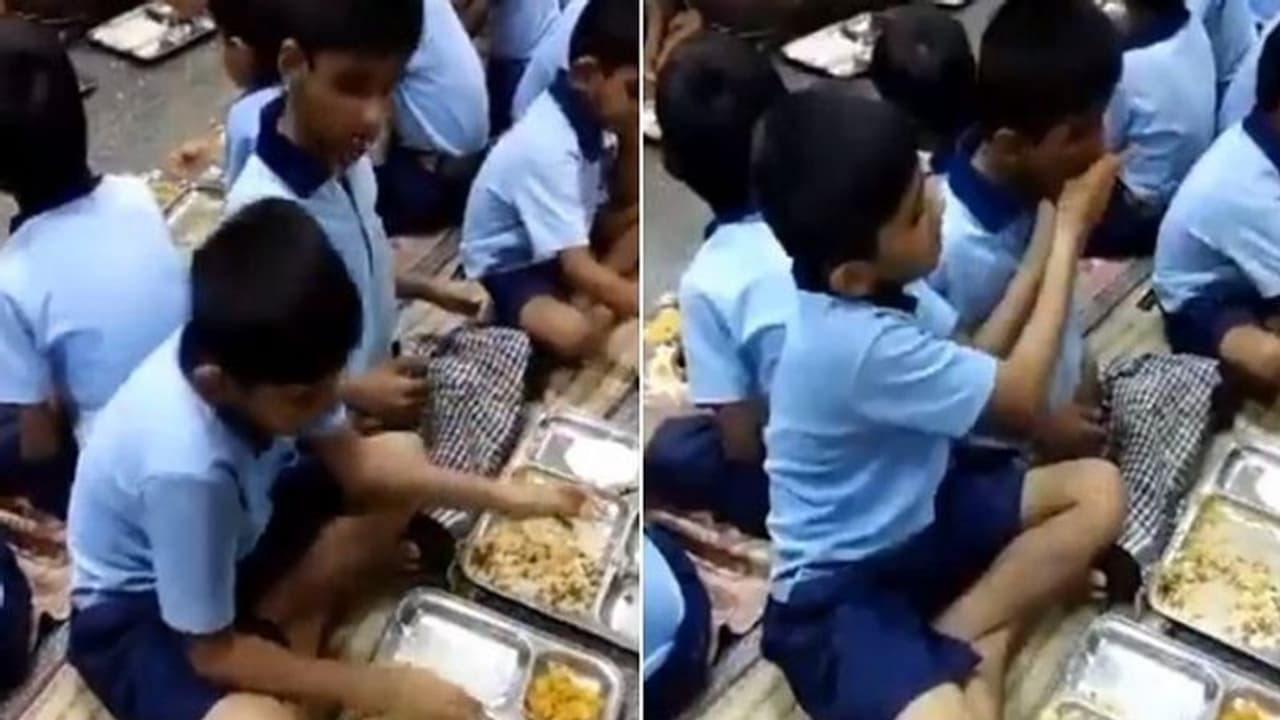 ವಿಶೇಷ ಚೇತನ ಗೆಳೆಯನಿಗೆ ಕೈತುತ್ತು ತಿನ್ನಿಸಿದ ಬಾಲಕ: ವಿಡಿಯೋಗೆ ನೆಟ್ಟಿಗರು ಫುಲ್ ಫಿದಾ ವಿಶೇಷ ಚೇತನ ಗೆಳೆಯನಿಗೆ ಕೈತುತ್ತು ತಿನ್ನಿಸಿದ ಬಾಲಕ: ವಿಡಿಯೋಗೆ ನೆಟ್ಟಿಗರು ಫುಲ್ ಫಿದಾ