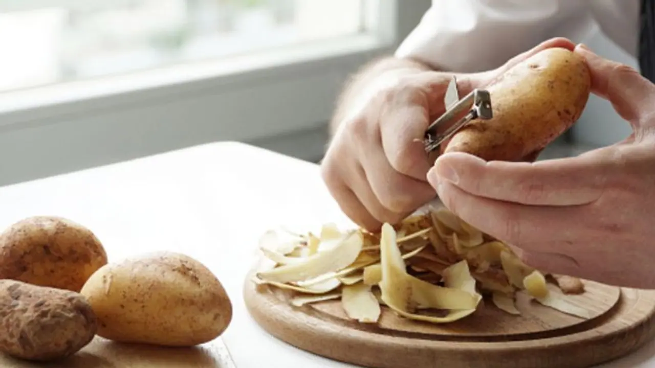 আলুর খোঁসা ফেলে দেন, এর গুণাগুণ জানতে আর তা করবেন না