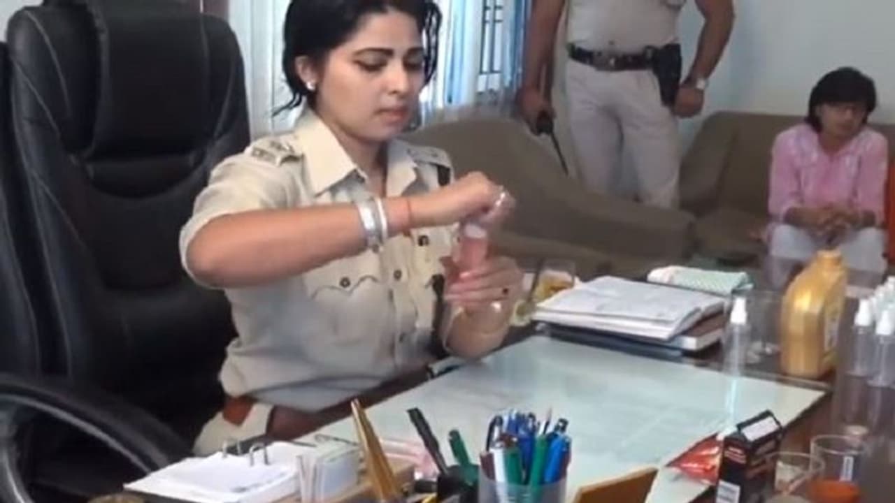 ಮನೆಯಲ್ಲೇ 'ಗನ್' ತಯಾರಿಸೋದು ಹೇಳಿಕೊಟ್ಟ ಮಹಿಳಾ IPS