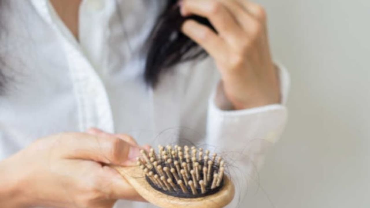 മുടി നന്നായി കൊഴിയുന്നുണ്ടോ; എങ്കിൽ ഒന്ന് ശ്രദ്ധിക്കൂ മുടി നന്നായി കൊഴിയുന്നുണ്ടോ; എങ്കിൽ ഒന്ന് ശ്രദ്ധിക്കൂ