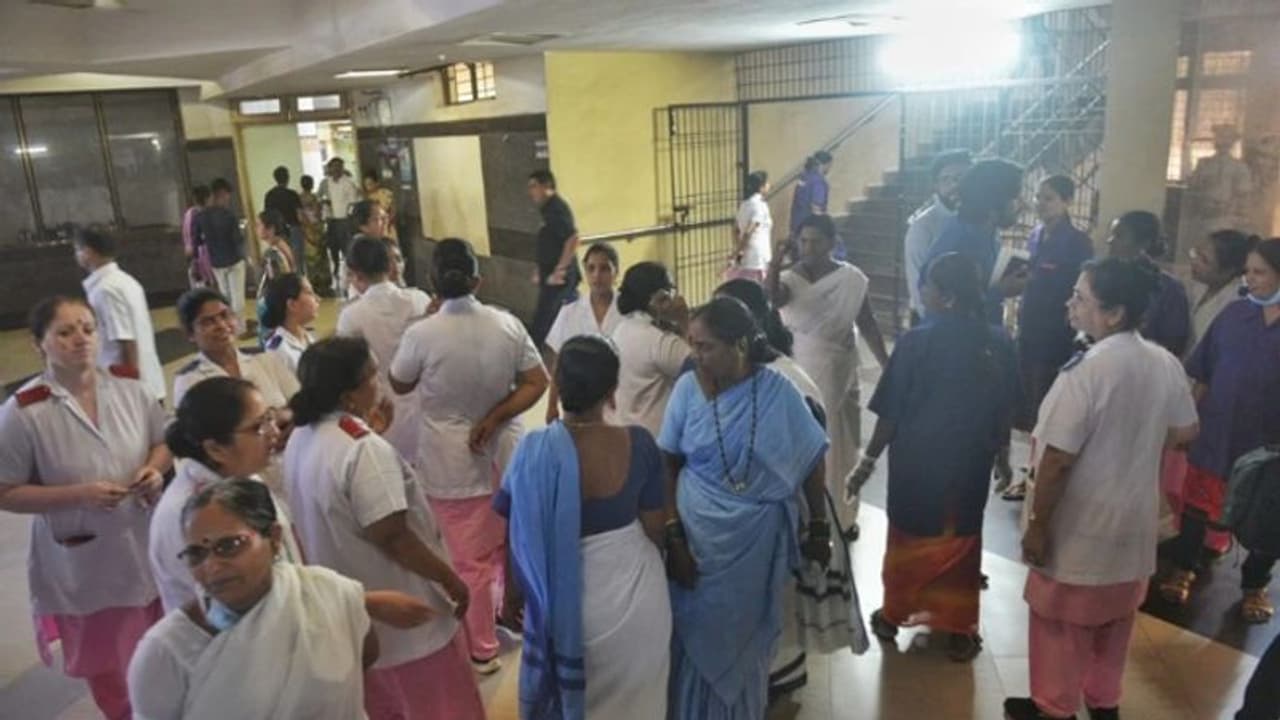 പൊലീസ് ചികിത്സയ്ക്കെത്തിച്ച യുവതി ഡോക്ടർമാരെയും നഴ്സുമാരെയും മർദ്ദിച്ചു; അഞ്ച് പേർക്ക് പരിക്ക് പൊലീസ് ചികിത്സയ്ക്കെത്തിച്ച യുവതി ഡോക്ടർമാരെയും നഴ്സുമാരെയും മർദ്ദിച്ചു; അഞ്ച് പേർക്ക് പരിക്ക്