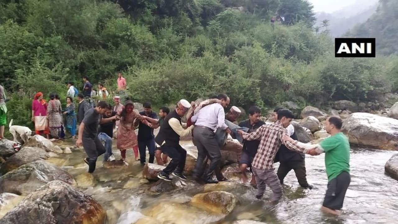 ಕಂದಕಕ್ಕೆ ಬಿದ್ದ ಬಸ್: ಕನಿಷ್ಠ 20 ಸಾವು, 25ಕ್ಕೂ ಹೆಚ್ಚು ಮಂದಿಗೆ ಗಾಯ