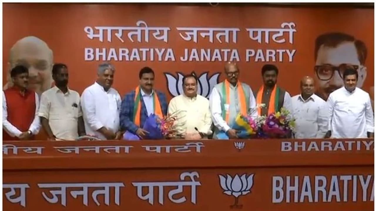 ಚಂದ್ರಬಾಬು ನಾಯ್ಡು ಲಂಡನ್ ನಲ್ಲಿ, 4 TDP ಎಂಪಿಗಳು ಬಿಜೆಪಿ ತೆಕ್ಕೆಯಲ್ಲಿ!