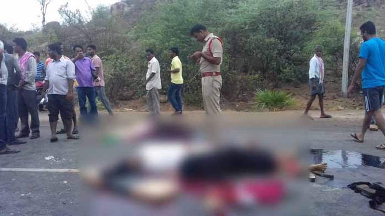 సూర్యాపేటలో రోడ్డు ప్రమాదం, నలుగురు దుర్మరణం సూర్యాపేటలో రోడ్డు ప్రమాదం, నలుగురు దుర్మరణం