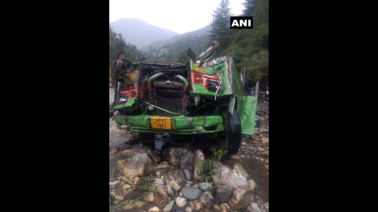 हिमाचल में दर्दनाक हादसा, बस के खाई में गिरने से 44 की मौत