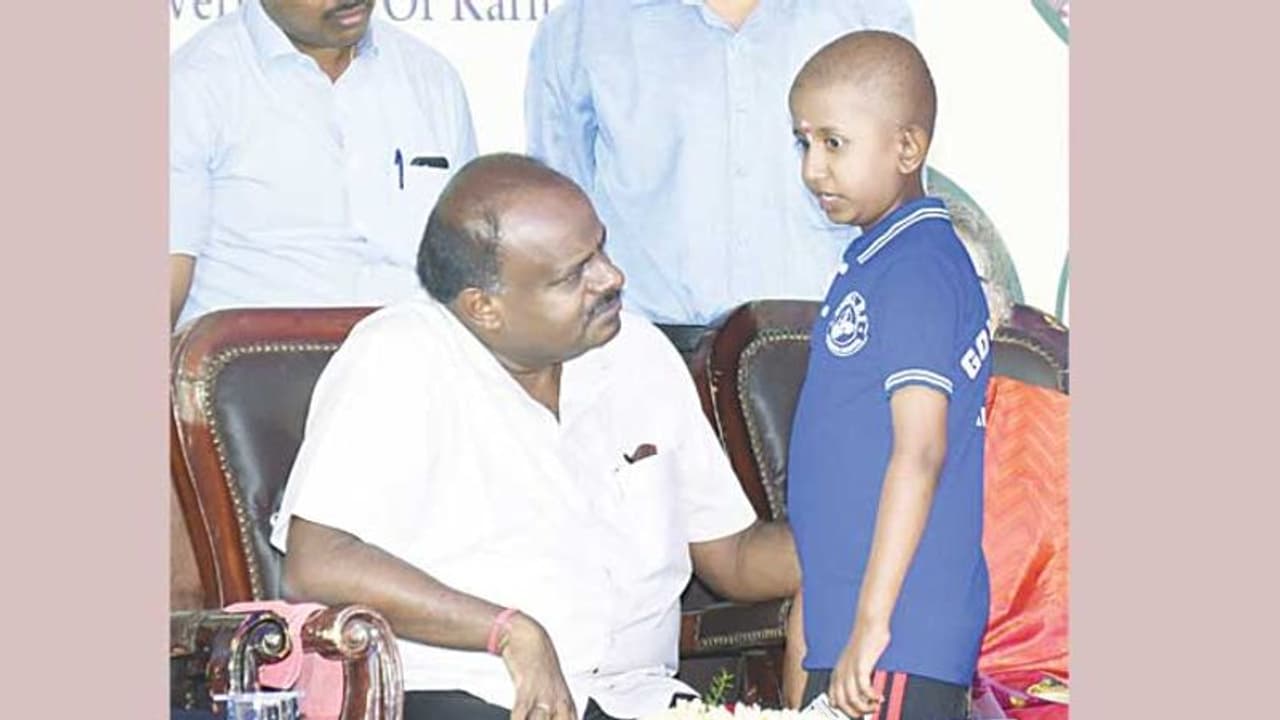 ಉಚಿತ ಚಿಕಿತ್ಸೆ ಕೊಡಿಸಿದ್ದಕ್ಕೆ ಸಿಎಂಗೆ ಥ್ಯಾಂಕ್ಸ್ ಹೇಳಿದ ಕ್ಯಾನ್ಸರ್ ಪೀಡಿತ ಬಾಲಕ ಉಚಿತ ಚಿಕಿತ್ಸೆ ಕೊಡಿಸಿದ್ದಕ್ಕೆ ಸಿಎಂಗೆ ಥ್ಯಾಂಕ್ಸ್ ಹೇಳಿದ ಕ್ಯಾನ್ಸರ್ ಪೀಡಿತ ಬಾಲಕ