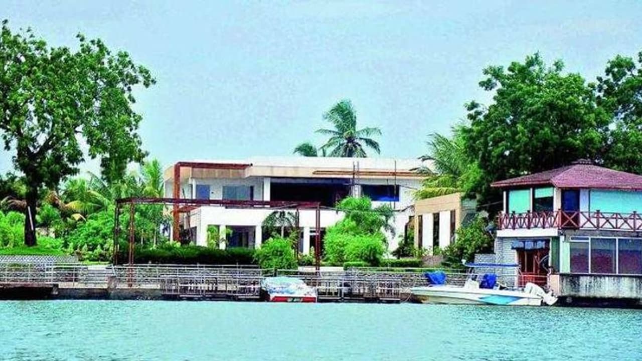 చంద్రబాబు భద్రతపై టిడిపి ఆందోళన... ప్రతిపక్ష నేత నివాసం వద్ద కమ్ముకున్న అంధకారం చంద్రబాబు భద్రతపై టిడిపి ఆందోళన... ప్రతిపక్ష నేత నివాసం వద్ద కమ్ముకున్న అంధకారం