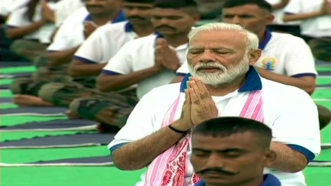 শহর থেকে গ্রামে ছড়াক যোগ, বার্তা নিয়ে ধ্যানে বসলেন নরেন্দ্র মোদী শহর থেকে গ্রামে ছড়াক যোগ, বার্তা নিয়ে ধ্যানে বসলেন নরেন্দ্র মোদী