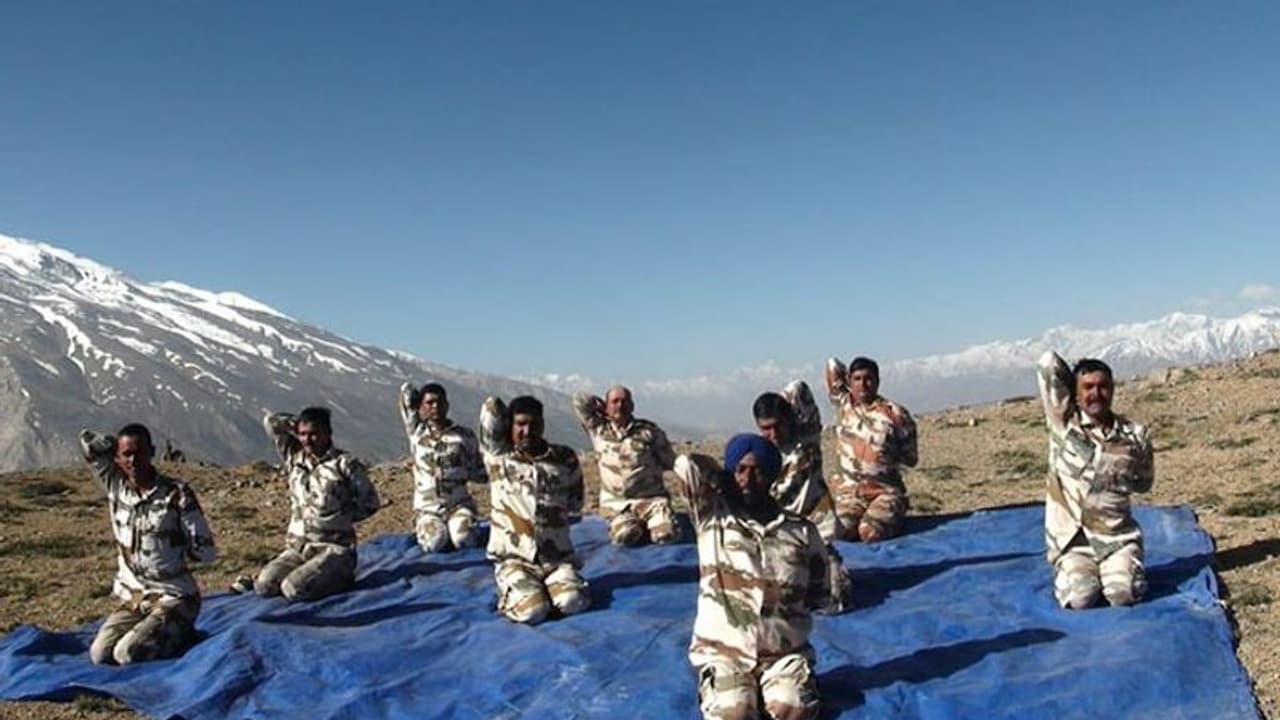 আন্তর্জাতিক যোগ দিবসে সামিল হয়েছেন এদেশের অতন্দ্র প্রহরীরা আন্তর্জাতিক যোগ দিবসে সামিল হয়েছেন এদেশের অতন্দ্র প্রহরীরা