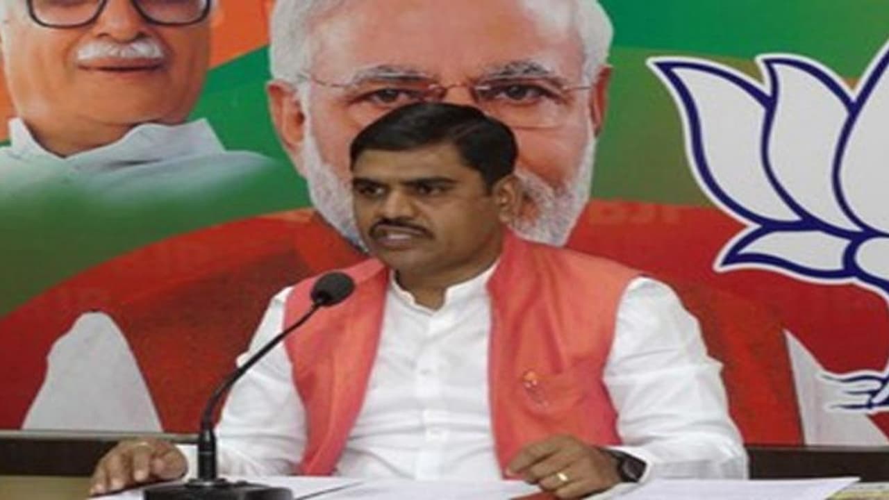 బీజేపీ నేత విష్ణువర్థన్ రెడ్డికి క్వారంటైన్ నోటీసులు బీజేపీ నేత విష్ణువర్థన్ రెడ్డికి క్వారంటైన్ నోటీసులు