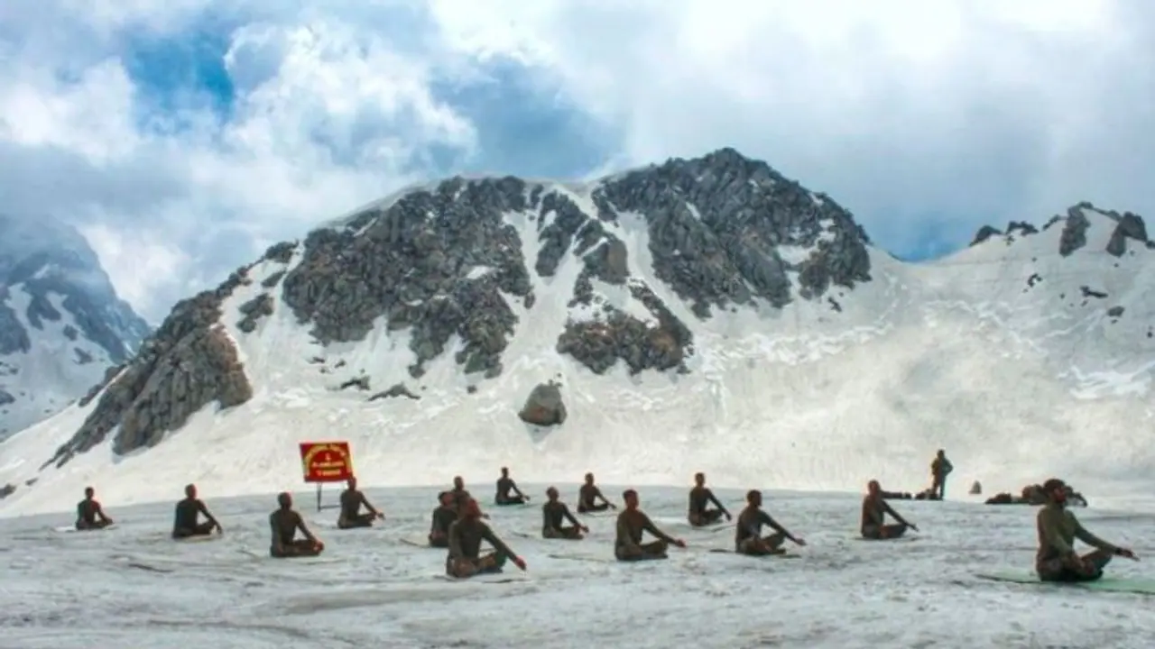 মাইনাস ২০ ডিগ্রিতে যোগ করছে ভারতীয় সেনা, মুহূর্তে ভাইরাল ভিডিও মাইনাস ২০ ডিগ্রিতে যোগ করছে ভারতীয় সেনা, মুহূর্তে ভাইরাল ভিডিও
