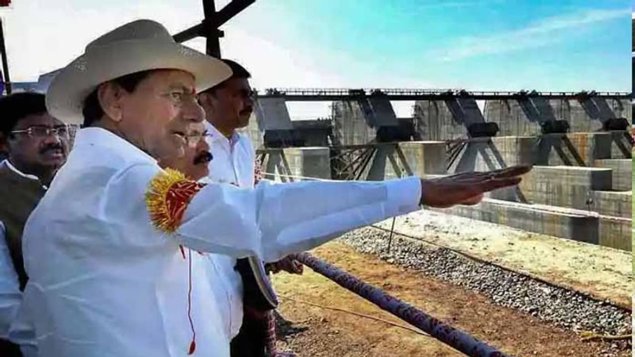 ఫడ్నవీస్, జగన్ల సమక్షంలో.. కాళేశ్వరంను జాతికి అంకితం చేసిన కేసీఆర్ ఫడ్నవీస్, జగన్ల సమక్షంలో.. కాళేశ్వరంను జాతికి అంకితం చేసిన కేసీఆర్