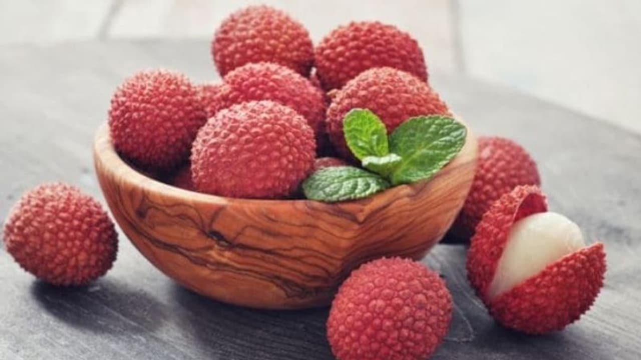 ওজন কমা থেকে ক্যান্সারের ঝুঁকি নিয়ন্ত্রণ, অসাধারণ উপকারে ঠাসা রসালো ফল লিচু