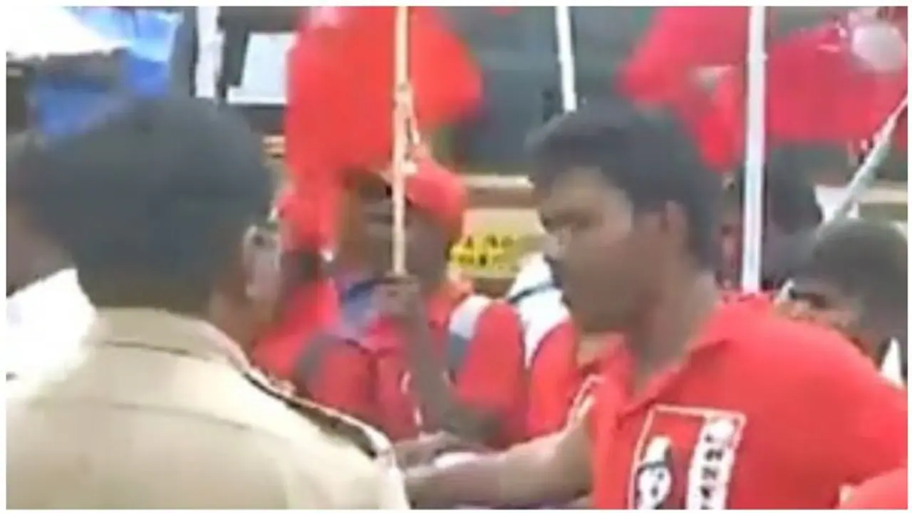 கல்வி கொள்கை நகலை எரிக்க முயன்ற மாணவர் அமைப்பினர் – கோவையில் பரபரப்பு கல்வி கொள்கை நகலை எரிக்க முயன்ற மாணவர் அமைப்பினர் – கோவையில் பரபரப்பு