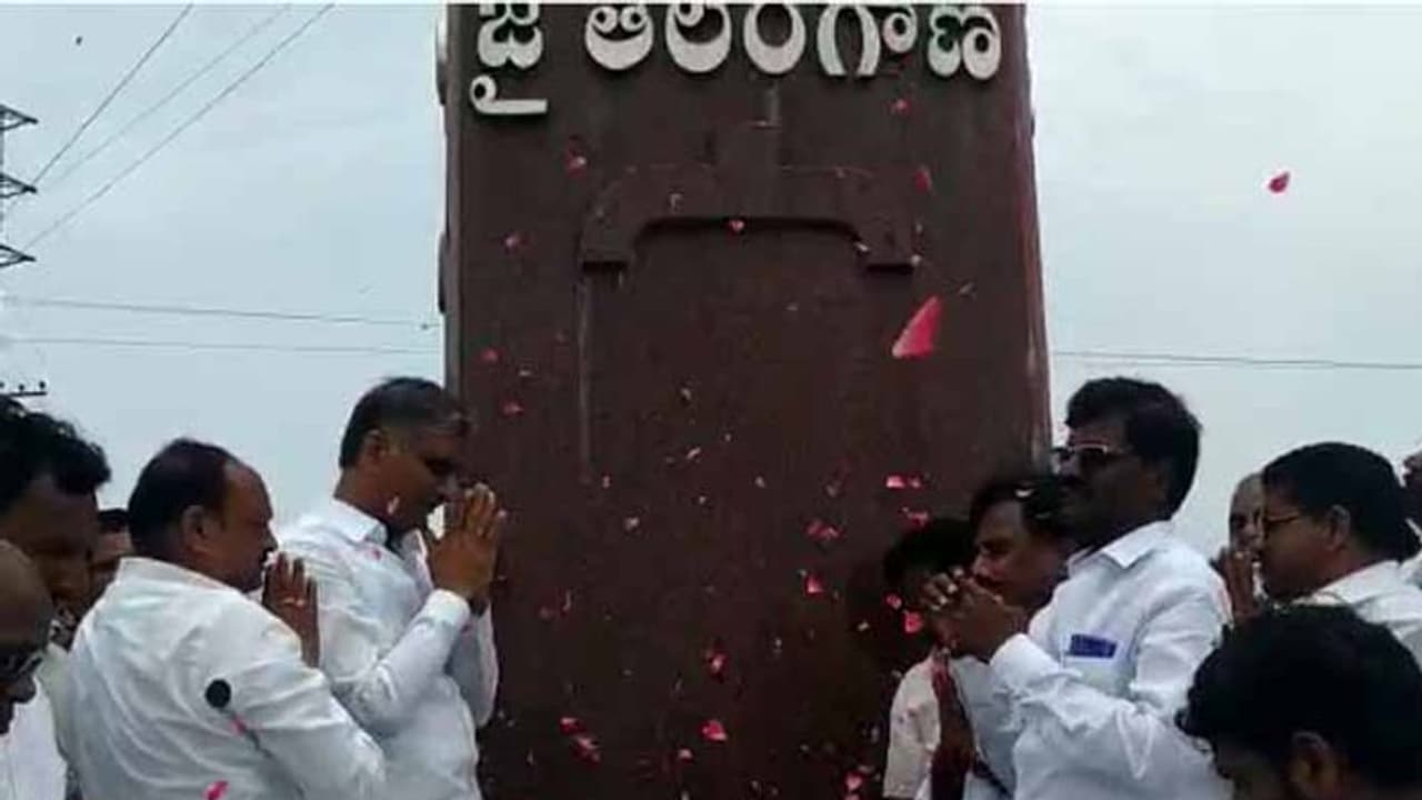 కాళేశ్వరంలో కనిపించని హరీశ్.. సిద్ధిపేటలో సంబురాలు (వీడియో) కాళేశ్వరంలో కనిపించని హరీశ్.. సిద్ధిపేటలో సంబురాలు (వీడియో)