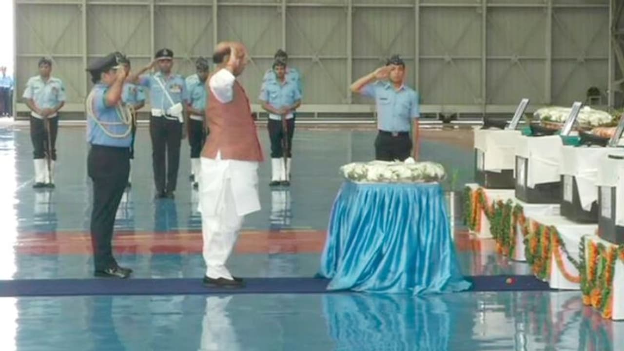 বিমান দুর্ঘটনায় নিহত বায়ুসেনার উদ্দেশে শ্রদ্ধা জ্ঞাপন করলেন প্রতিরক্ষা মন্ত্রী রাজনাথ সিং বিমান দুর্ঘটনায় নিহত বায়ুসেনার উদ্দেশে শ্রদ্ধা জ্ঞাপন করলেন প্রতিরক্ষা মন্ত্রী রাজনাথ সিং