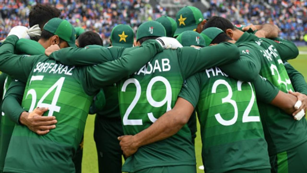 உங்கள்ல ஒருத்தன கூட இந்திய அணியில் கன்சிடர் கூட பண்ணமாட்டாங்க.. பாக்., வீரர்களை விளாசிய முன்னாள் வீரர் உங்கள்ல ஒருத்தன கூட இந்திய அணியில் கன்சிடர் கூட பண்ணமாட்டாங்க.. பாக்., வீரர்களை விளாசிய முன்னாள் வீரர்